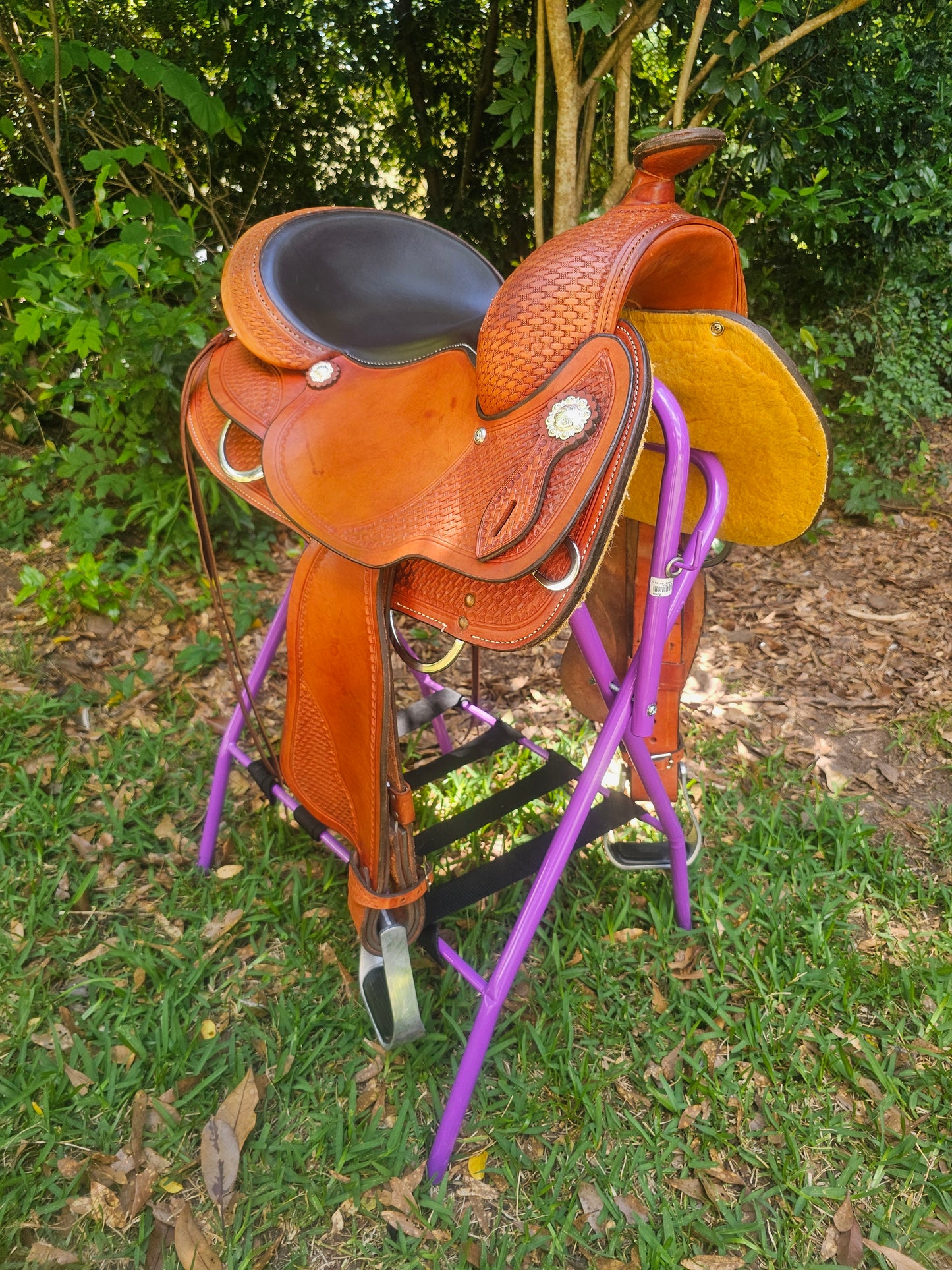15" Crates Lightweight Round Skirt Trail Saddle used
