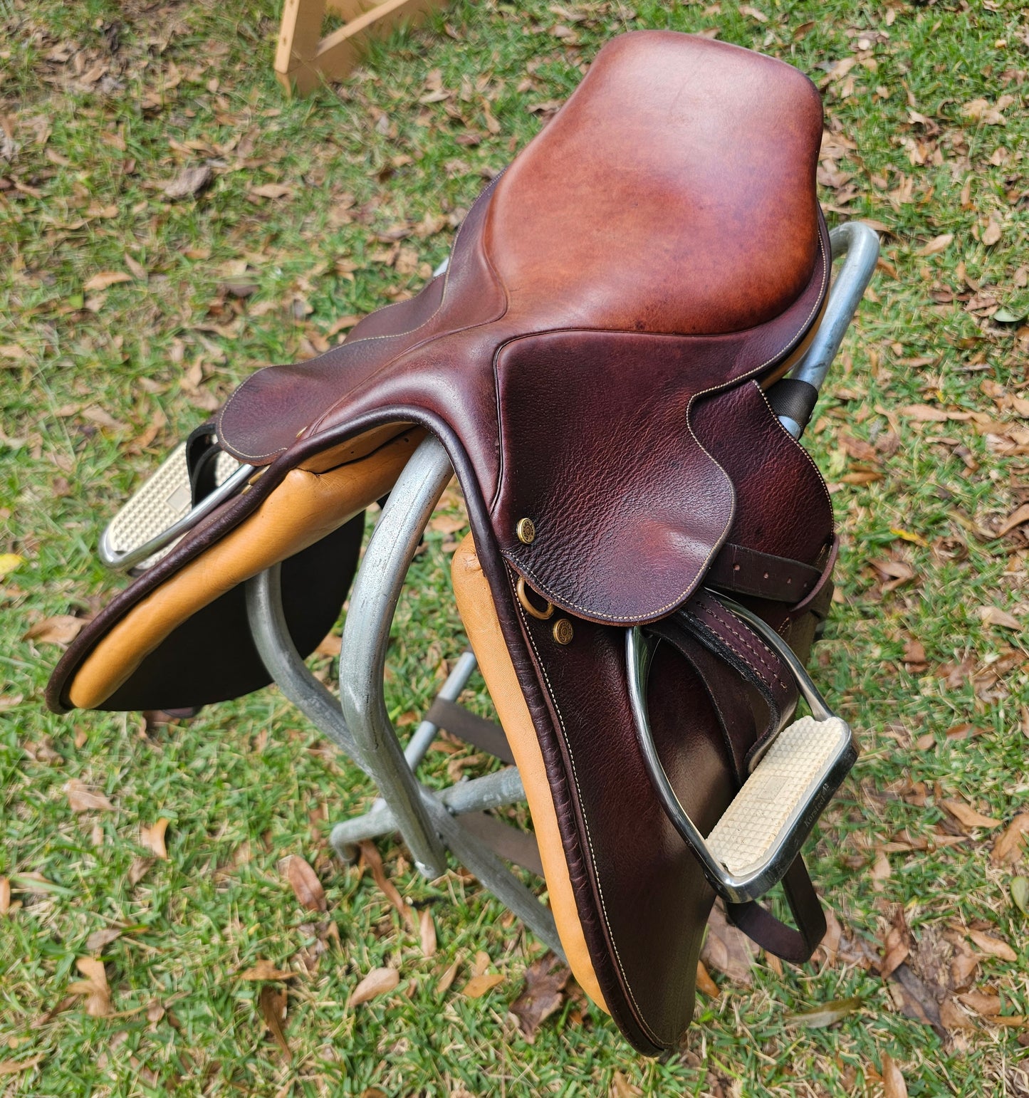 16.5" Collegiate Close Contact Hunt/Jump Saddle