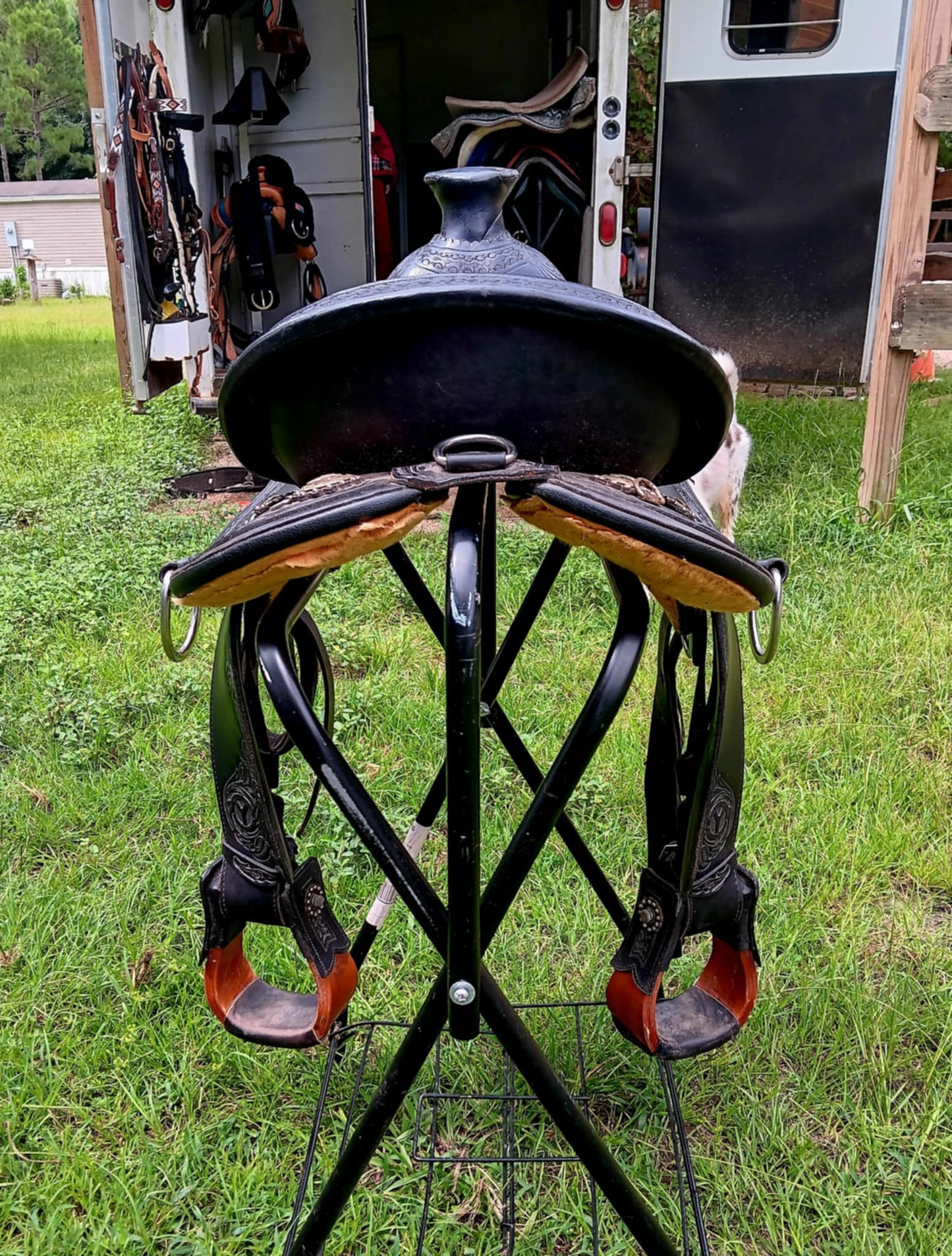 16" Circle Y Walnut Grove Flex2 Trail Saddle, wide tree