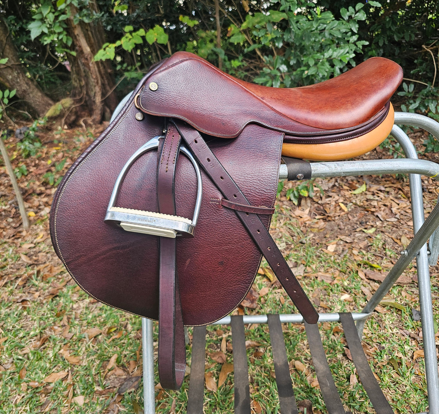 16.5" Collegiate Close Contact Hunt/Jump Saddle