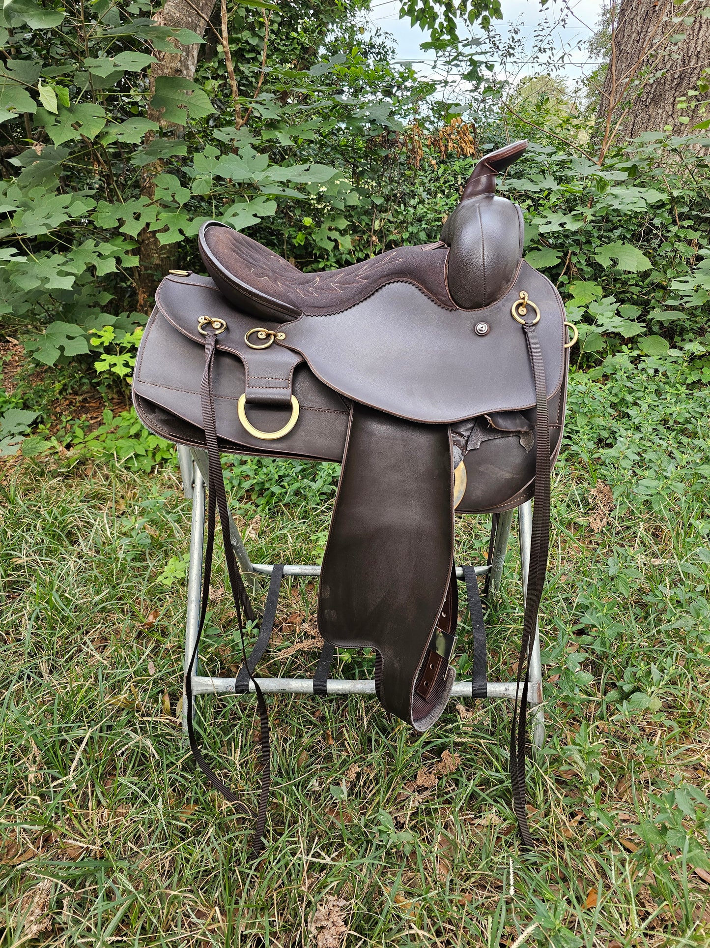 15.5" Lami Cell synthetic western trail saddle used