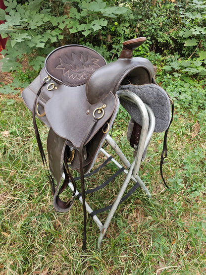 15.5" Lami Cell synthetic western trail saddle used