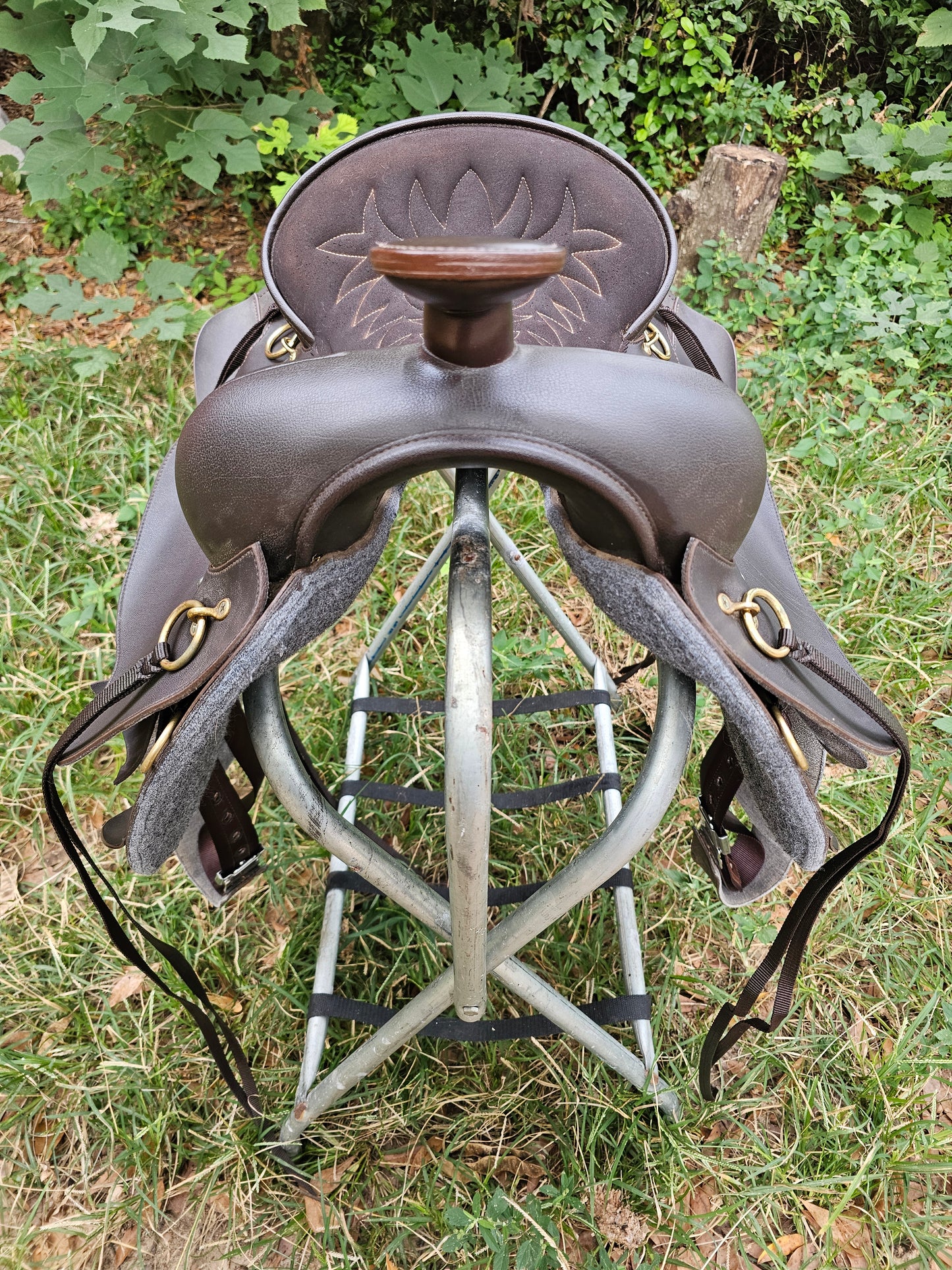 15.5" Lami Cell synthetic western trail saddle used