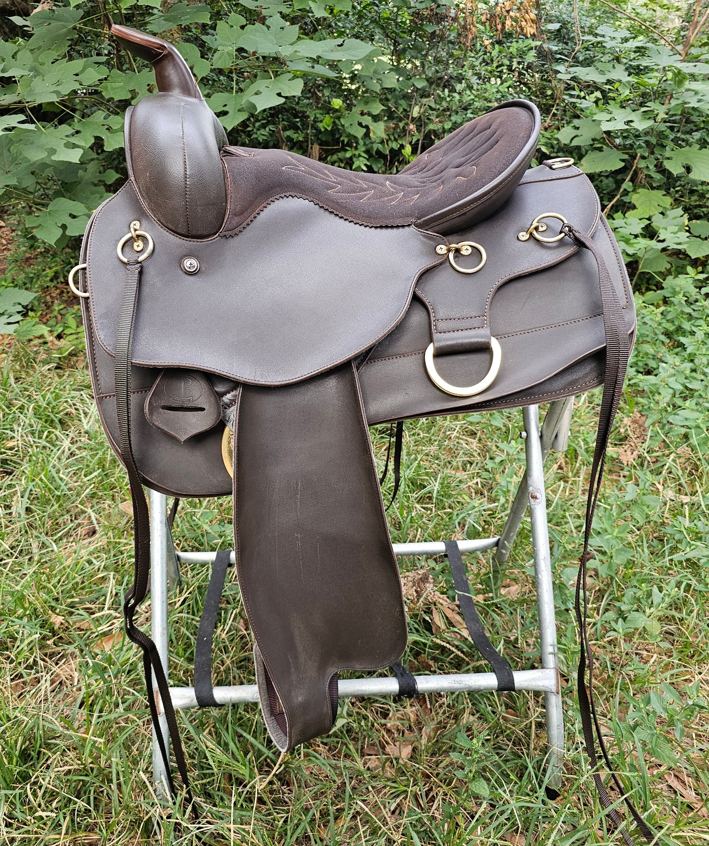 15.5" Lami Cell synthetic western trail saddle used