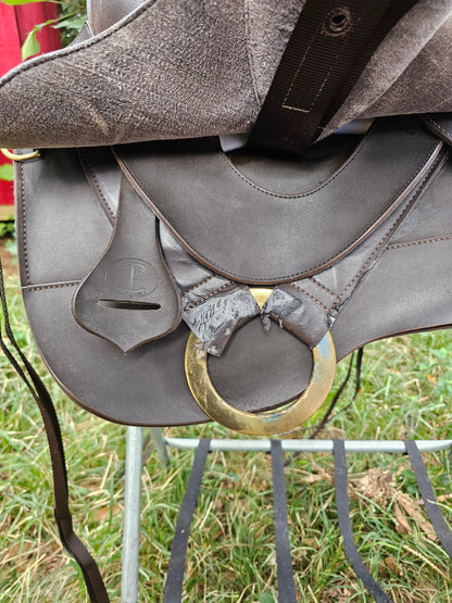 15.5" Lami Cell synthetic western trail saddle used