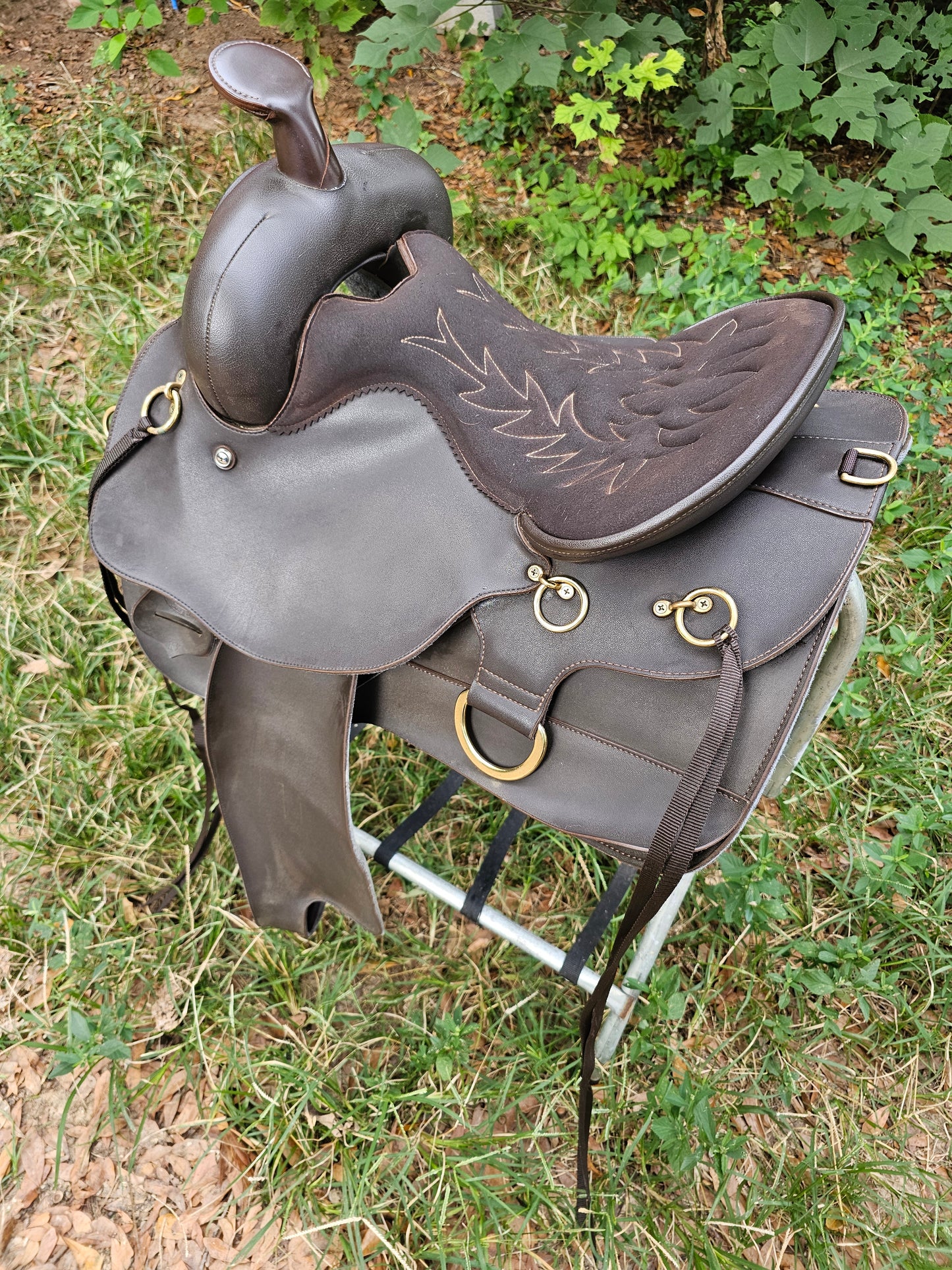 15.5" Lami Cell synthetic western trail saddle used