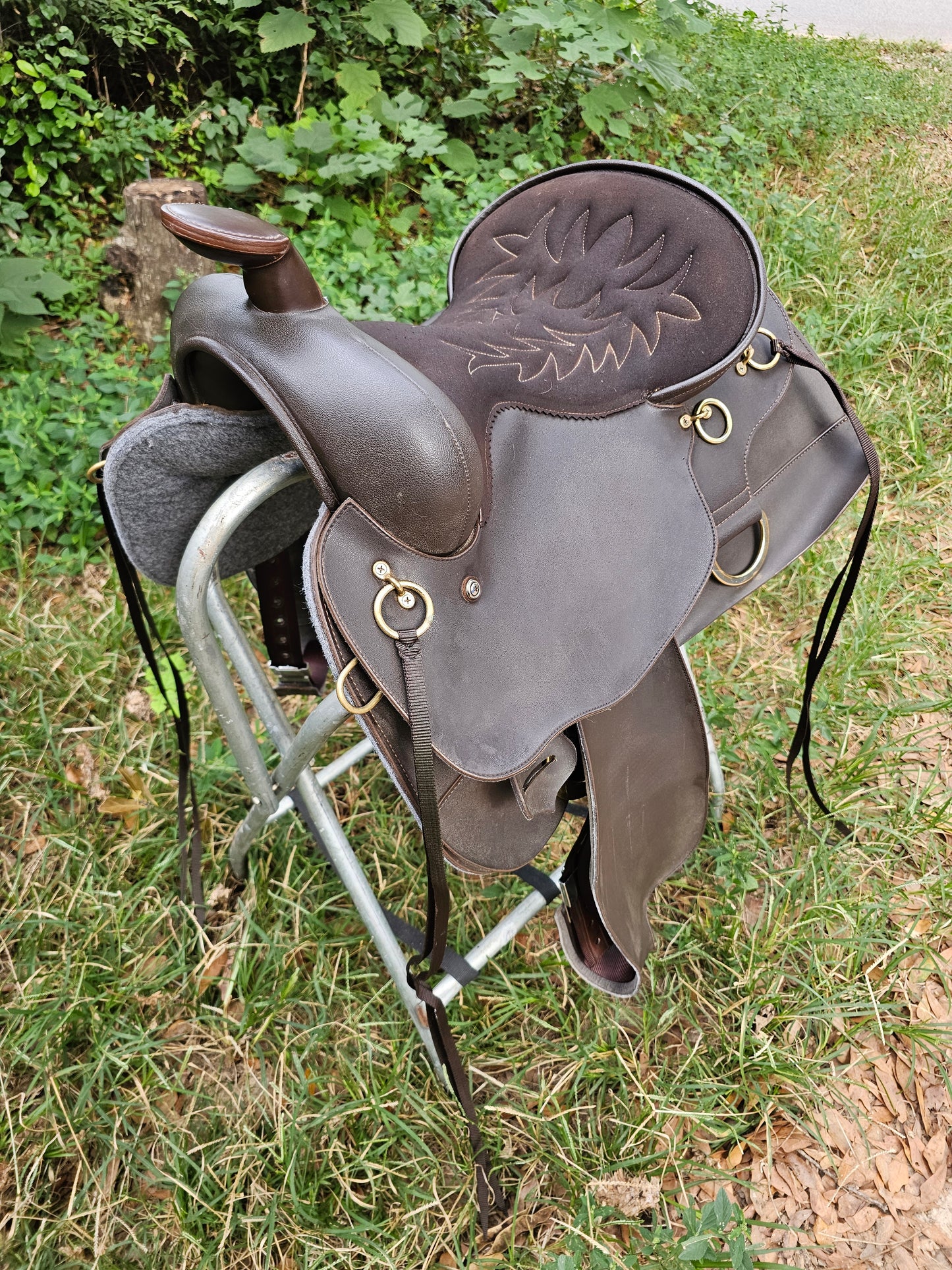 15.5" Lami Cell synthetic western trail saddle used