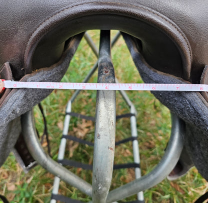 15.5" Lami Cell synthetic western trail saddle used