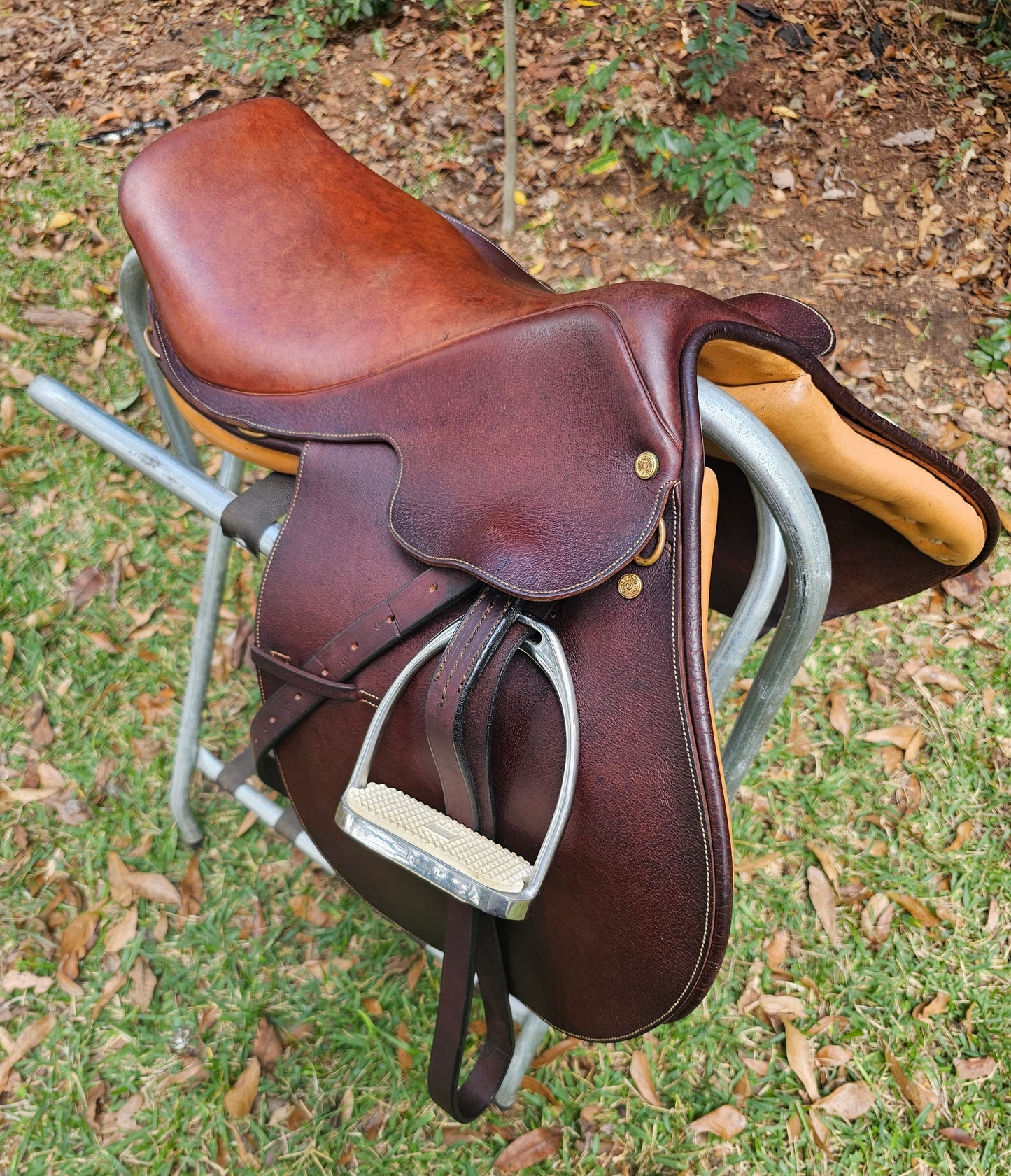 16.5" Collegiate Close Contact Hunt/Jump Saddle