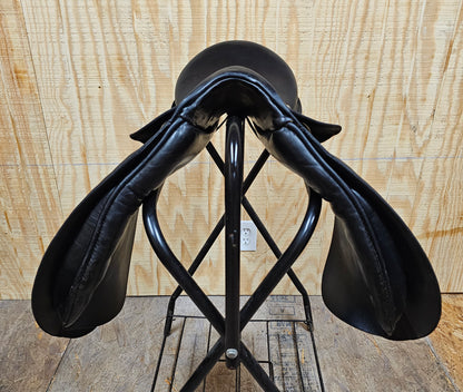 18" Stübben Dressage Saddle wide tree