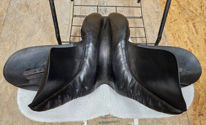 18" Stübben Dressage Saddle wide tree
